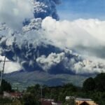 VOLCÁN KANLAON ENTRA EN ERUPCIÓN: AUTORIDADES FILIPINAS MOVILIZAN EVACUACIONES MASIVAS