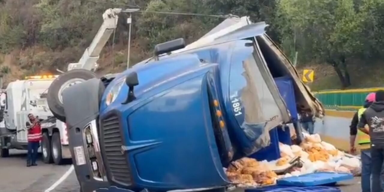 CAOS VIAL EN LA MÉXICO-CUERNAVACA POR VOLCADURA DE TRÁILER CON POLLO CRUDO
