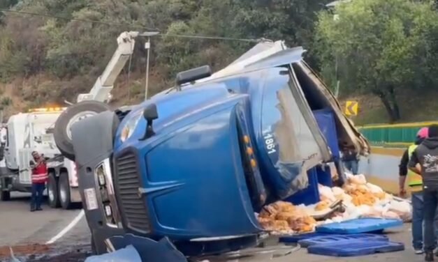 CAOS VIAL EN LA MÉXICO-CUERNAVACA POR VOLCADURA DE TRÁILER CON POLLO CRUDO