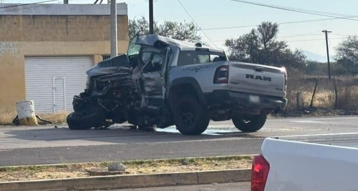 HUYE CON CAMIONETA ROBADA Y COLISIONA: TRÁNSITO AFECTADO EN AUTOPISTA AGUASCALIENTES-ZACATECAS